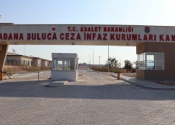 Tutsaklara ağız içi arama ve kelepçeli muayene dayatması