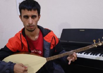 Görme engelli olan Albur müzikle yaşama tutunuyor