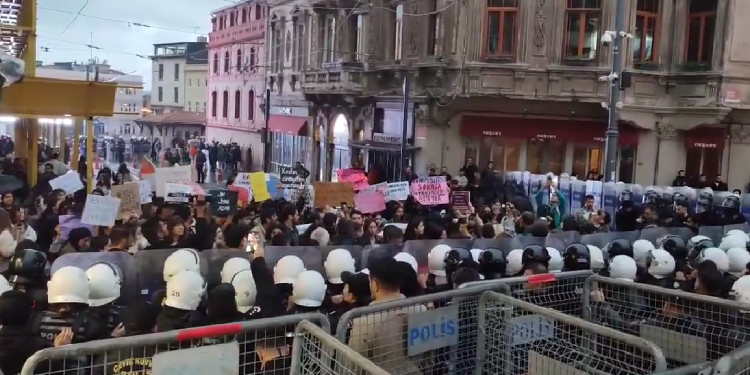Taksim’de kadın cinayetlerine karşı öğrencilerden eylem Taksim’de kadın cinayetlerine karşı öğrencilerden eylem