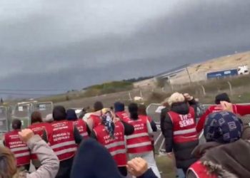 Polonez direnişçisi kadınlar polis barikatlarını yıktı