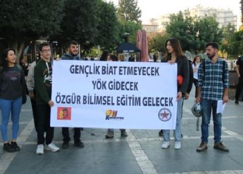 Adana’da gençlerden YÖK protestosu