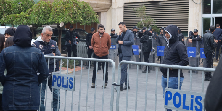 Siyasi darbenin yıl dönümünde 3 belediyeye kayyım Siyasi darbenin yıl dönümünde 3 belediyeye kayyım