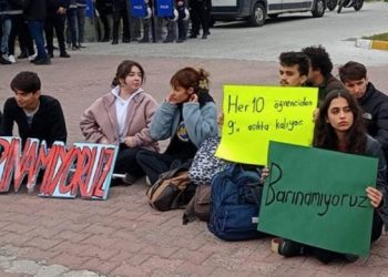 Öğrenciler geçinebilecekleri bir burs istiyor