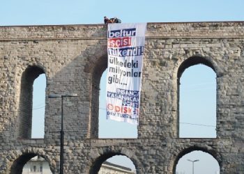 Bozdoğan kemerine ‘insanca yaşanacak ücret’ pankartı astılar