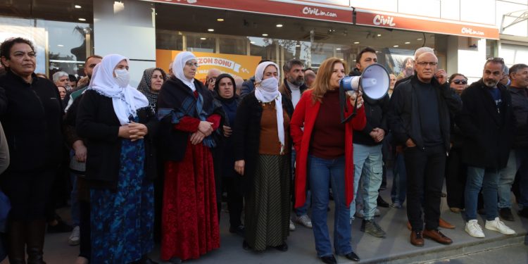 Halk Akdeniz Belediyesi önünde toplanıyor