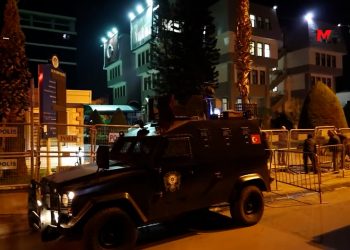 Akdeniz Belediyesi’ne abluka, yurttaşlar kararı protesto ediyor