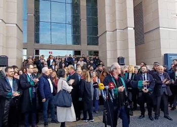 Avukatlardan gözaltılara karşı protesto