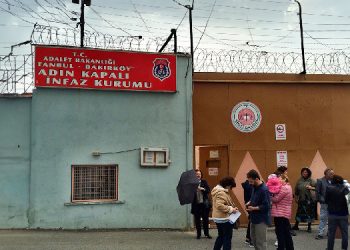 Kadın tutsaklara ‘ayakkabı’ dayatması