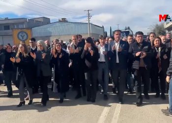Binlerce kişi Kobanê sınırına yürüyor