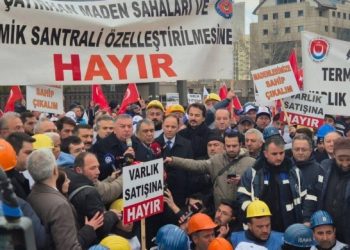Özelleştirmeye karşı yürüyüş bakanlık önüne son buldu