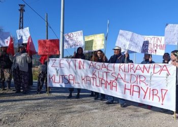 Çayırlılar ağaç kıyımına karşı şantiye kapısına dayandı
