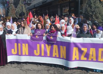 Kadınlar miting alanına yürüyor