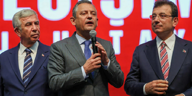 Özel, İmamoğlu ve Yavaş ‘cumhurbaşkanı adaylığı’ için bir araya geldi Özel, İmamoğlu ve Yavaş ‘cumhurbaşkanı adaylığı’ için bir araya geldi