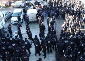 İşçiler polis saldırısına rağmen yürüdü