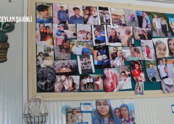 Depremde yitirdiklerinin anılarını işletmesinde yaşatıyor