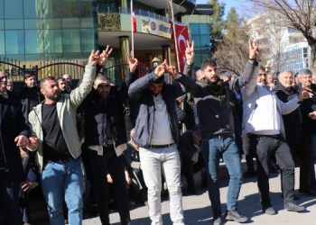 Siirtliler kayyımı göndermekte kararlı
