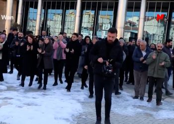 Vanlılar belediye önüne akın ediyor