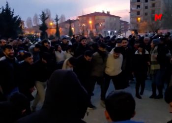 Halk 3 gündür belediye önünden ayrılmıyor