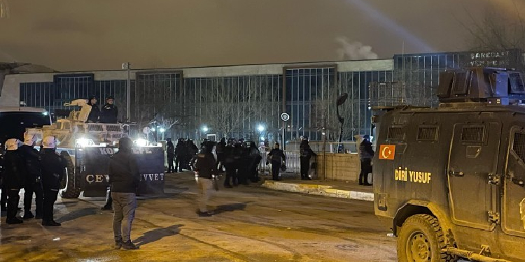Van’da kayyım bilançosu: 400 gözaltı, işkence, tutuklama Van’da kayyım bilançosu: 400 gözaltı, işkence, tutuklama