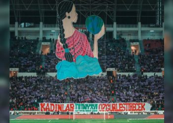 Amedspor stadyumu mora boyandı