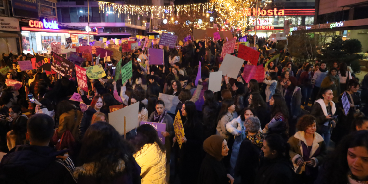 Binlerce kadın Feminist Gece Yürüyüşü’nde: Bijî tekoşîna jinan Binlerce kadın Feminist Gece Yürüyüşü’nde: Bijî tekoşîna jinan