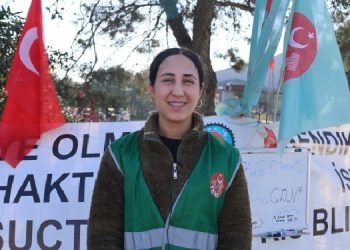 Fabrika önünde hakları için direniyor: Birleşirsek kazanırız