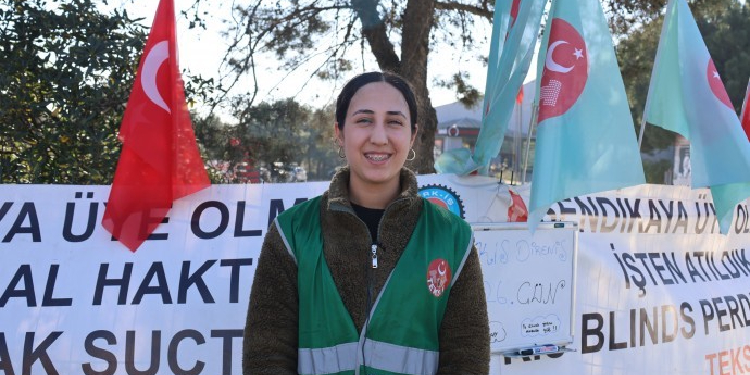 Fabrika önünde hakları için direniyor: Birleşirsek kazanırız Fabrika önünde hakları için direniyor: Birleşirsek kazanırız