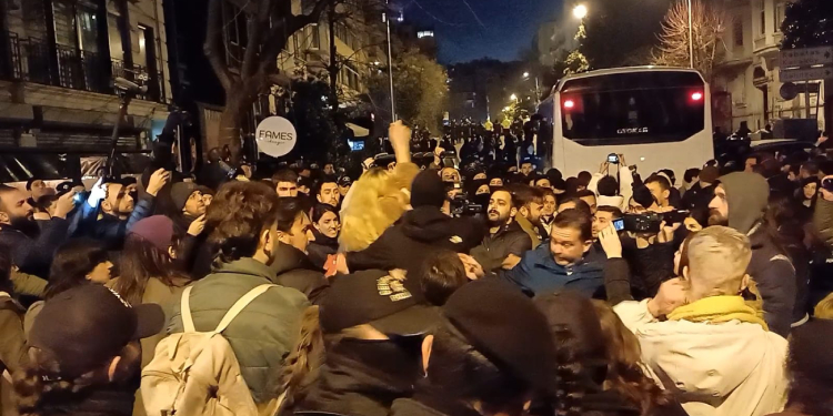 Feminist Gece Yürüyüşü sonrası kadınlara gözaltı Feminist Gece Yürüyüşü sonrası kadınlara gözaltı