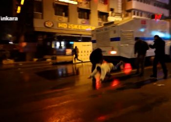 Protestolar gece boyunca sürdü: Polis şiddeti kameralara yansıdı