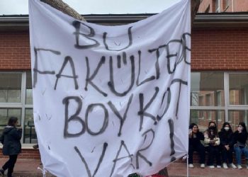 Boykottaki öğrencilere ırkçı saldırı