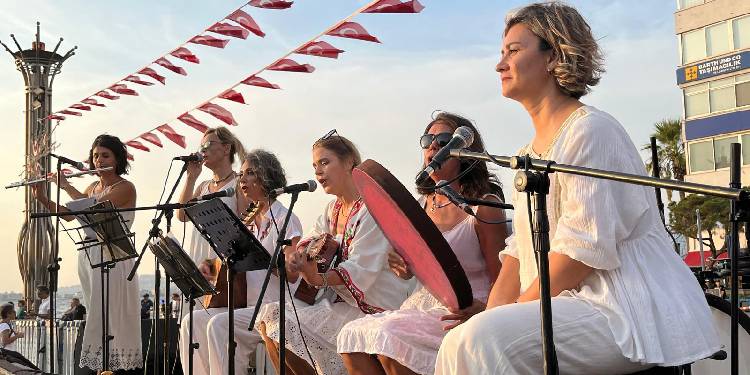 Sûsika Müzik Grubu şarkılarını kadın mücadelesi için söylüyor Sûsika Müzik Grubu şarkılarını kadın mücadelesi için söylüyor