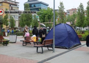 Dışarıda sabahlayan yurttaşlar: Toplanma alanları yetersiz, güvende değiliz
