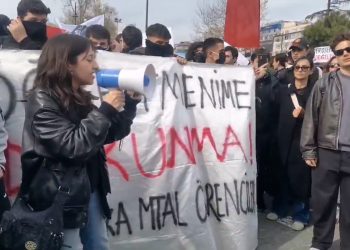 Öğrenciler öğretmenleri için ayakta