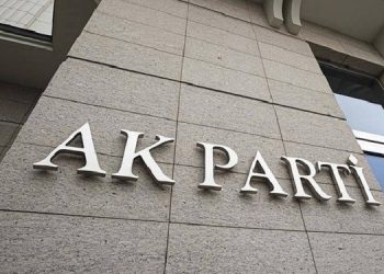 AKP’de 4 il başkanı ve yönetimi görevden alındı