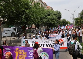 Amed 1 Mayıs’ına katılan emekçiler: Savaş biterse ekonomi düzelir