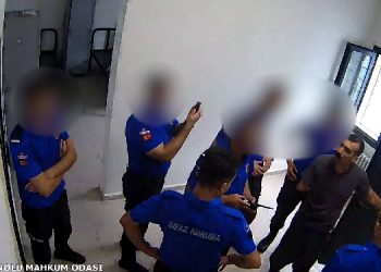 Koğuşa yerleştirilen kameraya karşı ‘tek kollu’ direniş