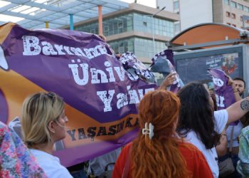 Mersin’de öğrencilerin yurttan uzaklaştırılması protesto edildi