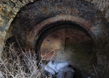Yüzlerce yıllık kilise depo olarak kullanılıyor