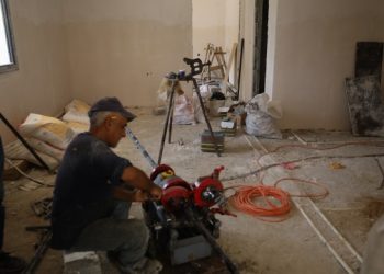 Kavurucu sıcaklarda inşaatta çalışıyorlar