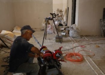 Kavurucu sıcaklarda inşaatta çalışıyorlar