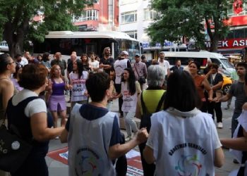 Öğretmenler Meclis önünde gözaltına alındı