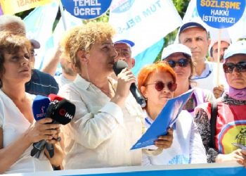 KESK’liler bakanlık önünde: En düşük maaş yoksulluk sınırının üzerine çıkarılsın