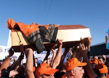 İşçiler zam talebiyle eylemde