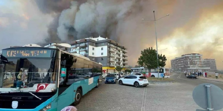 Çanakkale’de çıkan orman yangını yerleşim yerlerine yaklaştı Çanakkale’de çıkan orman yangını yerleşim yerlerine yaklaştı