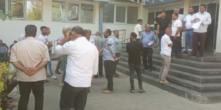 Elektriği kesilen mahalleliler DEDAŞ önünde eylemde Elektriği kesilen mahalleliler DEDAŞ önünde eylemde
