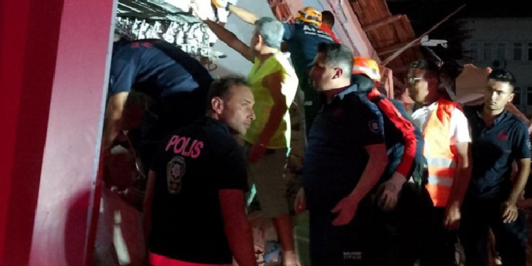 Memişoğlu: Balıkesir’deki depremde 4 kişi yaralandı Memişoğlu: Balıkesir’deki depremde 4 kişi yaralandı