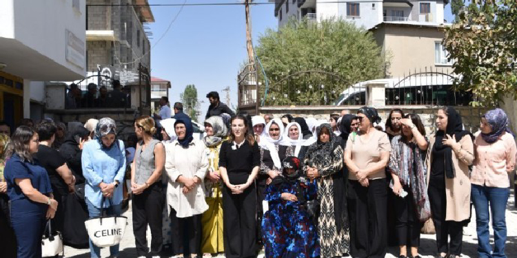 Kadınlardan Edibe Özel’in taziyesine kitlesel ziyaret Kadınlardan Edibe Özel’in taziyesine kitlesel ziyaret