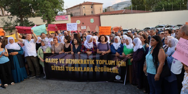 DEM Parti Bakırköy Cezaevi önünde: İnsan haklarına saygılı reform süreci başlatılmalıdır DEM Parti Bakırköy Cezaevi önünde: İnsan haklarına saygılı reform süreci başlatılmalıdır
