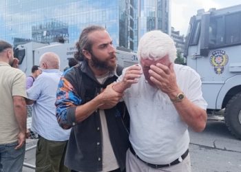 CHP önündeki partililere gazlı saldırı