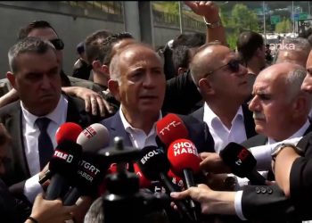Tekin polis eşliğinde CHP İstanbul İl binasına girdi